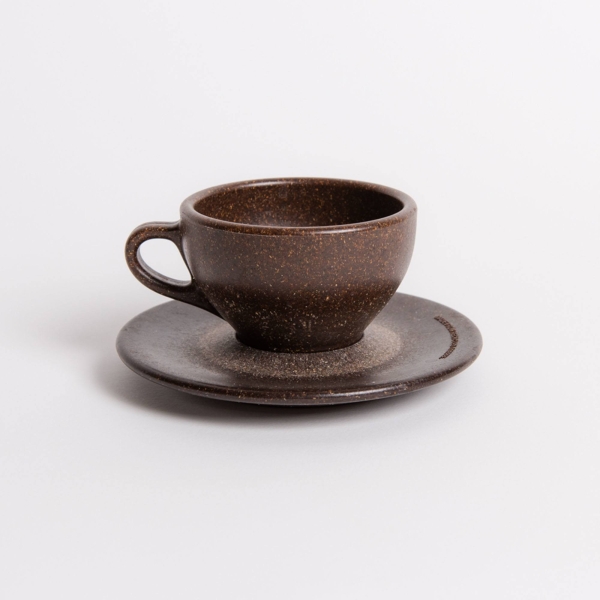 Cappuccino Tasse mit Untertasse aus Kaffeesatz